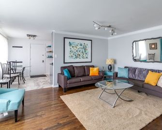 Lovely Midcentury Modern Inspired 3 Bedroom House - Provo - Living room