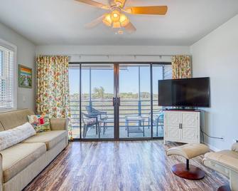 Bella Vista: Marshfront Condo 1 Block To The Beach. Pool & Hot Tub-1st Floor - Murrells Inlet - Living room