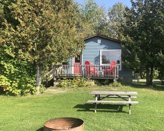 Staying by the Lakeside Cottages - Bruce Mines - Patio