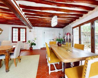 Gorgeous Home In Chessy With Wifi - Chessy - Dining room