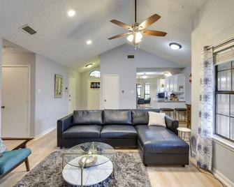 Charming Fort Worth Home - 12 Mi to Downtown! - Forest Hill - Wohnzimmer