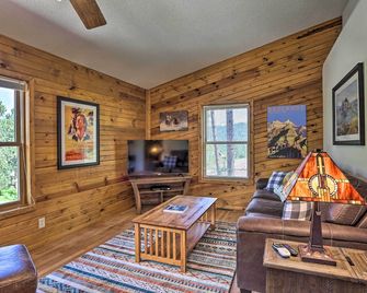 Keystone Escape w/ Amazing Mt Rushmore View! - Keystone - Living room