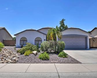 Glendale Home with Pool - Walk to NFL Games! - Glendale - Building