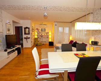 Apartment Zlatka group fun, 4br 2bth, stroll to beach - Makarska - Dining room