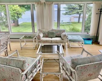 Spacious Henderson Harbor Lakefront; Private 90\' Dock; Premier Fishing - Henderson Harbor - Sala de estar
