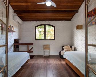 Comfortable beach house, great accommodation and extensive leisure area - Praia Barra do Sahy - Bedroom