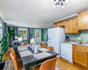 New River Gorge Cottage w Hot Tub, Fire Pit, Grill - Oak Hill - Dining room