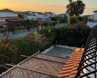 Luxury Detached 3 Bed Villa with Large Pool & Stunning Gardens in Quiet Location - Lápithos - Balkon