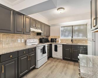 Comfy 2br Condo Near Uptown & Noda Free Parking - Σάρλοτ - Κουζίνα