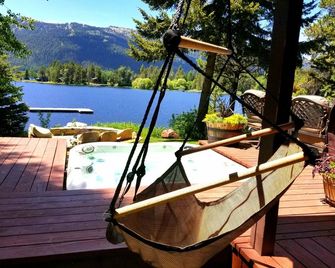 Lakehouse- Private Dock, Fireplace, Hottub, Firepit, Canoes, Bikes, Paddleboards - Donnelly - Balkón
