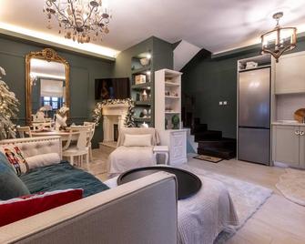Rock Dandy Nymfaio - La Maison de lOurs with Eco Pool, Yard and Fireplace - Flórina - Living room