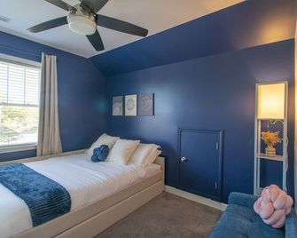 Fam-Biz Friendly 3bd With Fire Pit & Bbq - Downtown - Raleigh - Bedroom