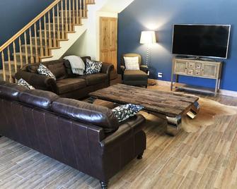 Peaceful Mountain Cabin w/ Hot Tub. Pet Friendly. By Lake Isabella & Kern River. - Wofford Heights - Living room