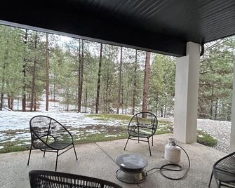 Spacious 4-bedroom Luxury Retreat - Grand Forks - Patio