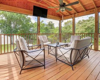 Private and Picturesque Escape on Lake Henry! - Lake Placid - Balcony