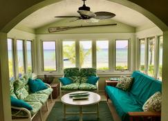 Beachcombers Paradise--Awesome Sea Views!-Beachfront Getaway! - Little Cayman - Sala de estar