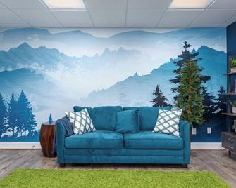 Indoor Golf Simulator, Outdoor Putting Green, next to the famous RTJ golf course - Bessemer - Living room