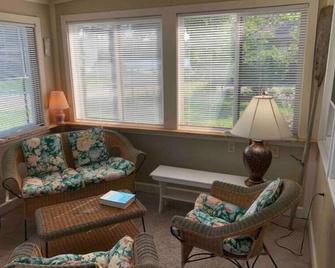 Lake Access Cottage, fenced, private, pet friendly, sleeps 6 with sleeper sofa - Albion - Living room