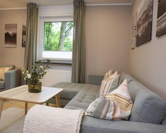 Moderne Wohnung im Grünen mit privatem Garten - Donaueschingen - Wohnzimmer