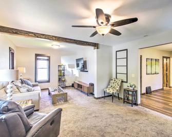 Appleton Abode Near Lake Winnebago and Downtown - Appleton - Living room