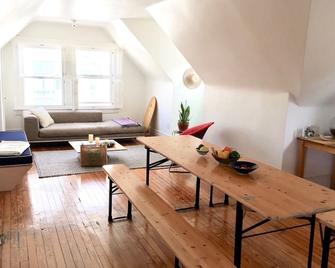 Light-Filled Apartment with Beach Views - Queens