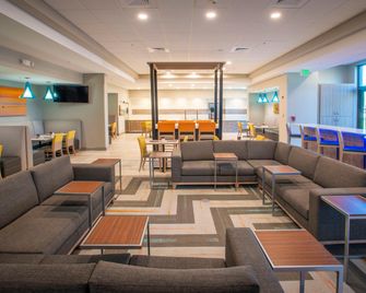 Holiday Inn Pensacola - University Area By IHG - Pensacola - Lounge