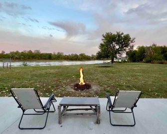 Riverfront Studio Cabin with Best View and Huge Yard - St Joseph - Patio