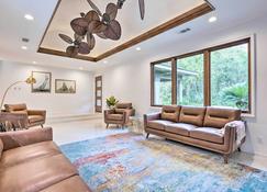 Mid-Century Dream Home Less Than Half-Mile to Beach! - Ocean Springs - Living room