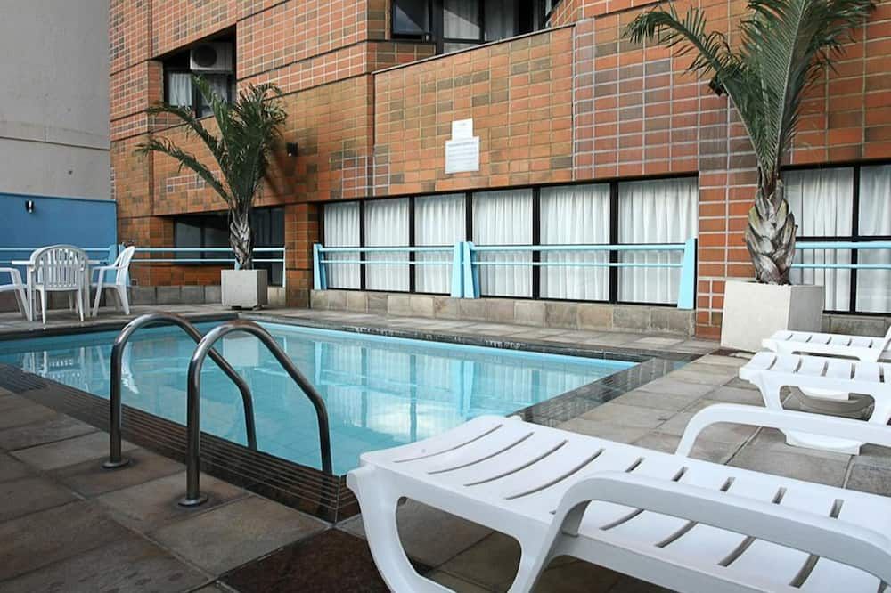 تشيفيرني آبارت هوتل - بيلو هوريزونت - حوض السباحة