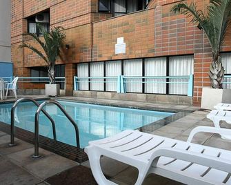 تشيفيرني آبارت هوتل - بيلو هوريزونت - حوض السباحة