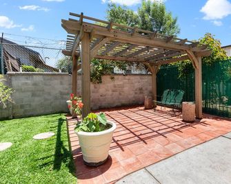 Le Blanc Inn & Suites - El Monte - Patio