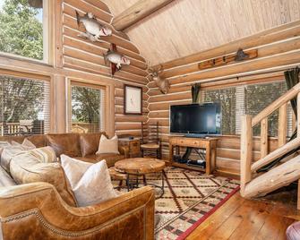 Rustic Log Cabin on 160 Gated Acres! Just 30 minutes from Tulsa! - Bixby - Living room