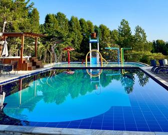 多瑞酒店小屋 - 素祖德雷 - 蒂拉登特斯 - 游泳池