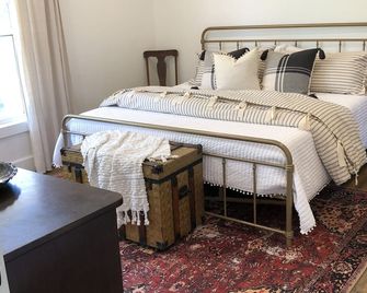 A view of Lake Superior set in the middle of a working farm - Grand Marais - Bedroom