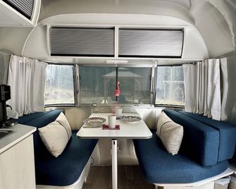 Tranquil Airstream Nature Escape - Bath - Wohnzimmer