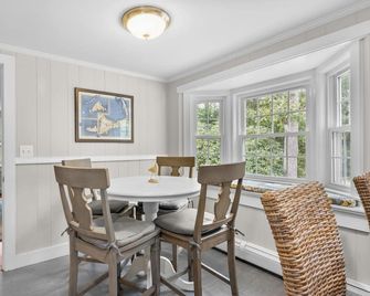 Near Ponds Near Bike Trail Ac Large Outdoor Space Cape Retreat - Harwich - Comedor