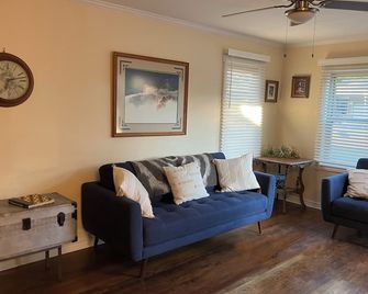 Midcentury Charmer by the Park - Midwest City - Living room
