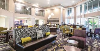 La Quinta Inn & Suites by Wyndham Austin Airport - Austin - Sala de estar
