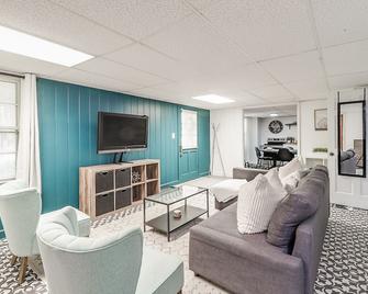 Beautiful Basement apartment in the Heart of Gwinnett Ga - Lilburn - Living room