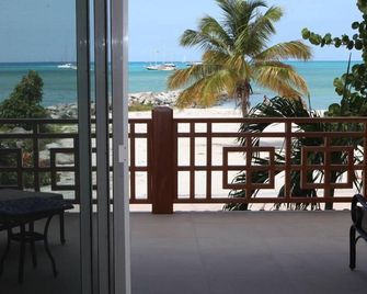 The Crown House Hotel - Philipsburg - Balcony