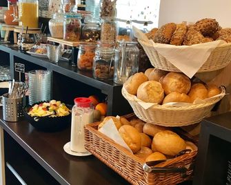 Boutique Hotel Goldene Henne - Wolfsburg - Buffet