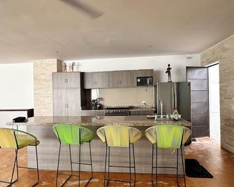 House on the beach near the bar at the foot of the slope (pool and pet friendly) - Acapulco - Küche