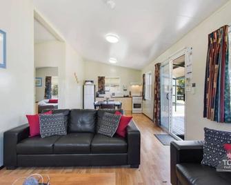 Goondiwindi Holiday Park - Goondiwindi - Living room