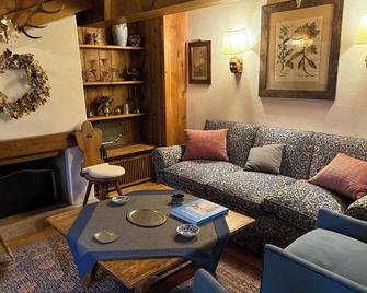 Elegant Apartment In Ampezzano Style. Free Wi-Fi - Cortina d’Ampezzo - Wohnzimmer