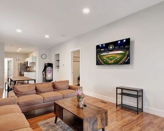 7 Bedroom House! Walk to Niagara Falls! New Whole House - Niagara Falls - Living room