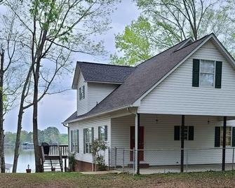Makin Memories: With Dock/Hot Tub/Cable Internet - Cullman - Building