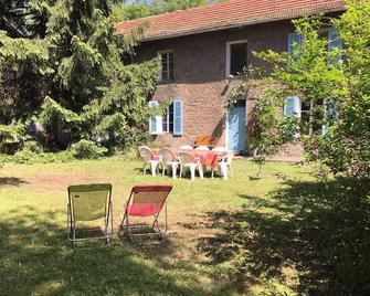 Spacious And Comfortable House, 20 Min Away From Ski Runs - Vizille - Patio
