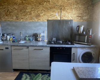 Joli Chalet Dominant Dans Propriété Privée à Olmeto - Olmeto - Cuisine