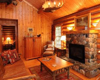 Yellowstone – Cozy Log Cabin in Madison River Valley with Shared Outdoor Pool - Ennis - Living room