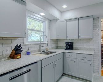 Truman Lake Country Home: Circle Drive for Boats/Trailers & Family Friendly - Clinton - Keuken